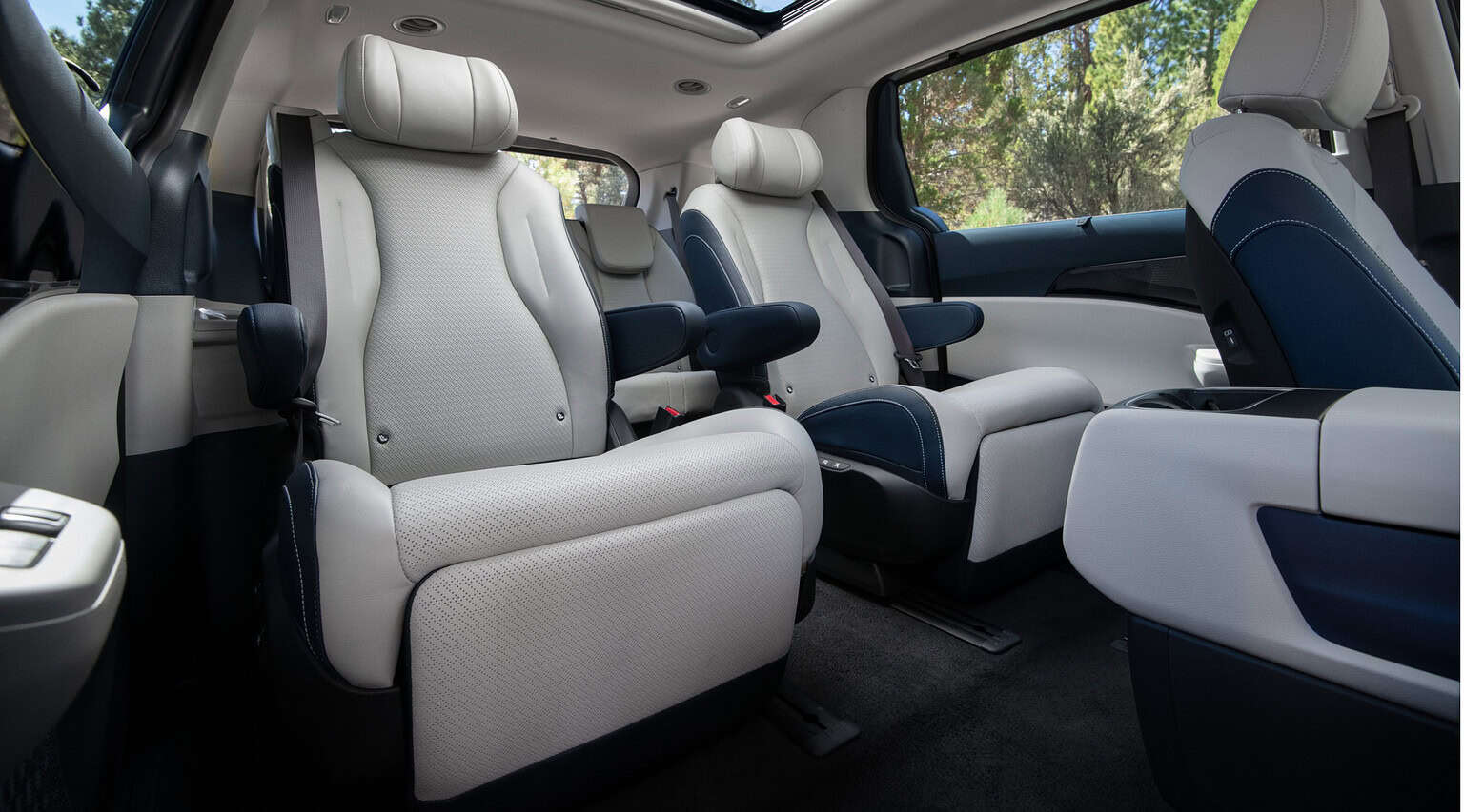 2025 Kia Carnival Reviews: The Ultimate Family Van Reimagined - carsclub.ae