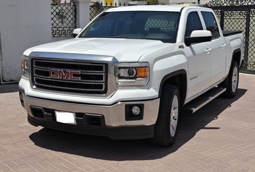 GMC Sierra 2015 SLE 53 V8   GCC Specs   Full Service History